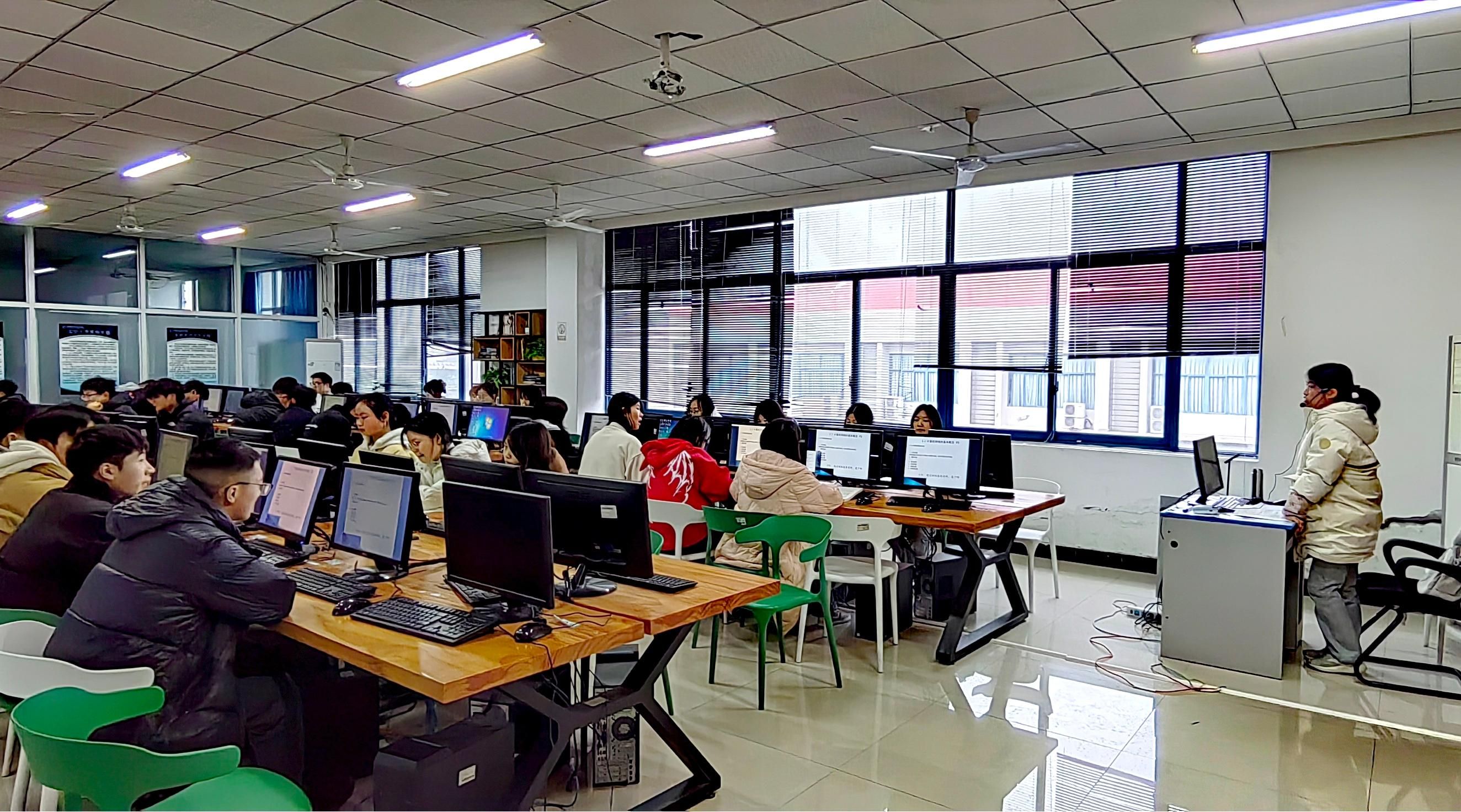 新學(xué)期領(lǐng)導(dǎo)干部深入一線，全面檢視信息技術(shù)開發(fā)教學(xué)工作新風(fēng)貌——電子信息工程學(xué)院紀(jì)實(shí)